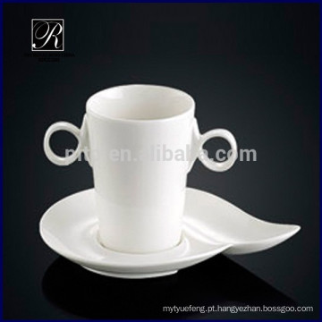 Porcelana, dois, segurar, café, copo, saucer, pequeno almoço, leite, copo, saucer